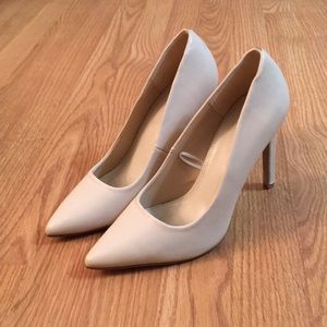 Nude pointed toe shoes
