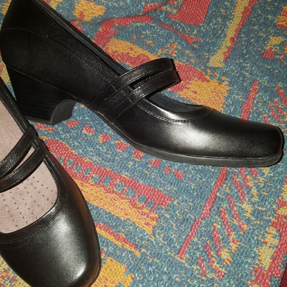 Black low heel pumps
