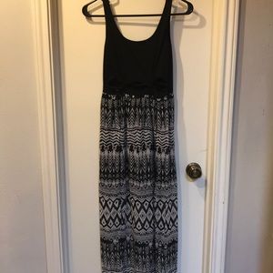 Flowy and open black and white maxi dress