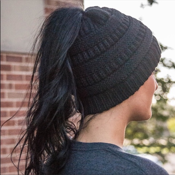 🎁🌼LAST ONE SALE🌼🎁 Black Ponytail Beanies - Picture 3 of 4