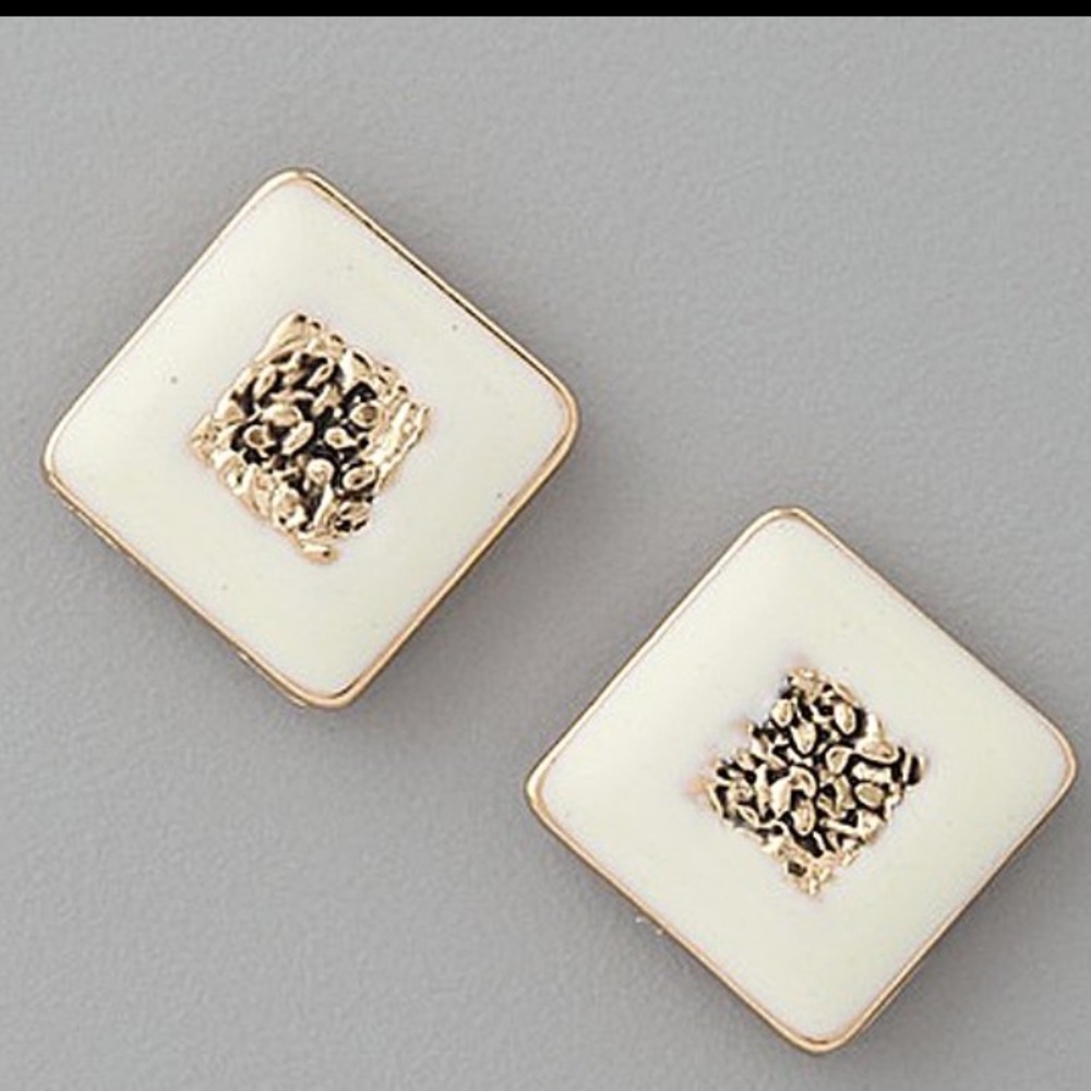 Belle Noel earrings nwot