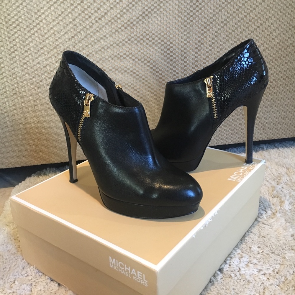 🤩SALE🤩Michael Kors York Bootie