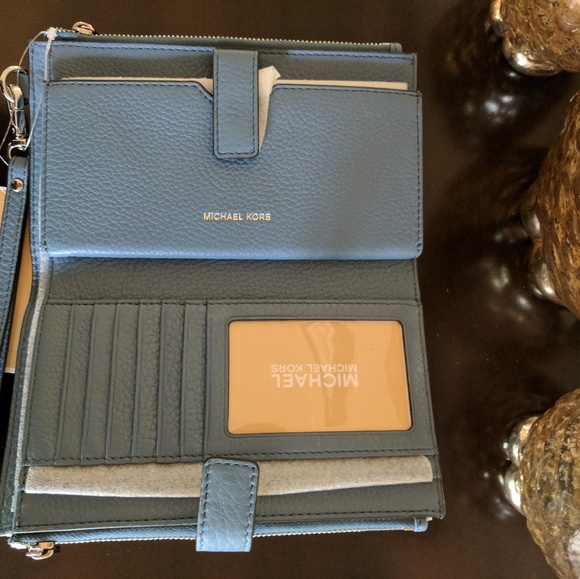 NWT Michael Kors Adele Smartphone Wristlet - Picture 2 of 3