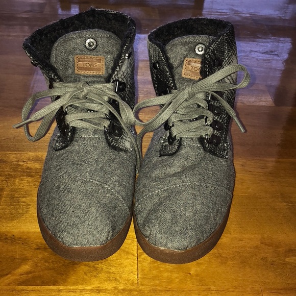 Toms Shoes - NWOT TOMS Chukka Booties Grey Fleece Lined
