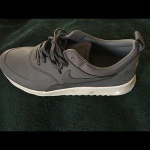 Nike women’s sneaker size 10
