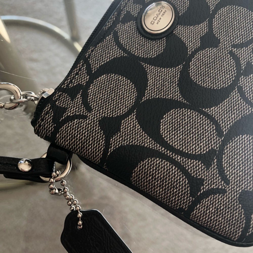 ✨NWOT Coach New York A Perfect Fit Wristlet✨