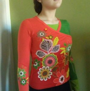 Long sleeve v neak with floral desing