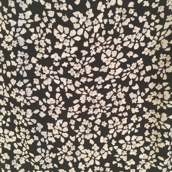 Flowy V-Neck Tank - Picture 3 of 3