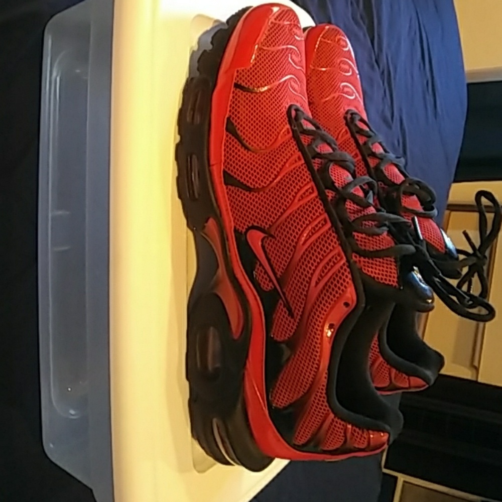 Nike Tn Air red and black sneakers