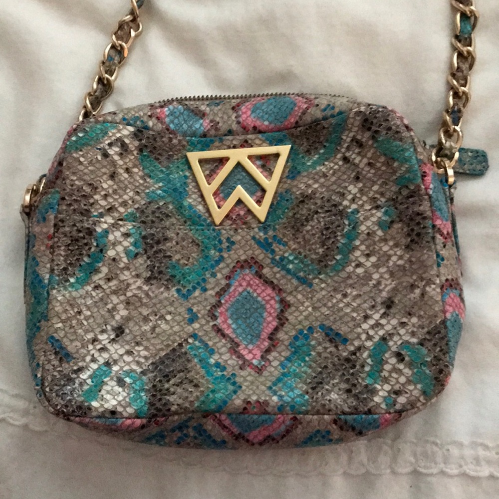 Kelly Wynne Crossbody Bag