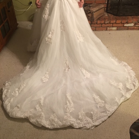 Wedding Dress with detachable train - Picture 2 of 2