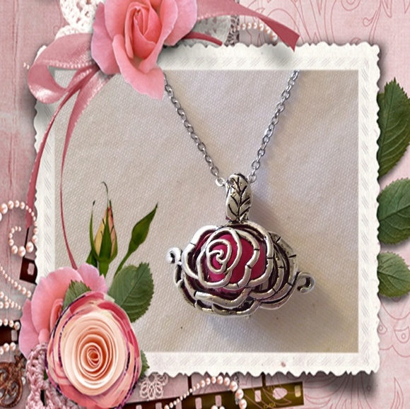 Jewelry - Silver flower cage essential oil necklace