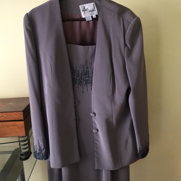 Gown with matching jacket - Picture 2 of 4