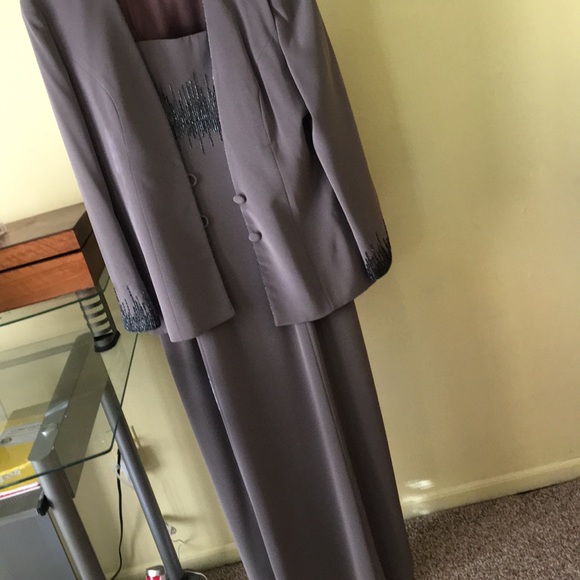 Gown with matching jacket - Picture 3 of 4