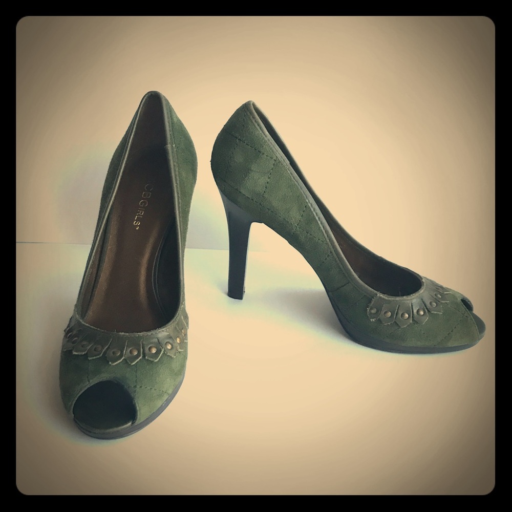 BCBG girls Hunter Green Suede peep toes 3.5” heel