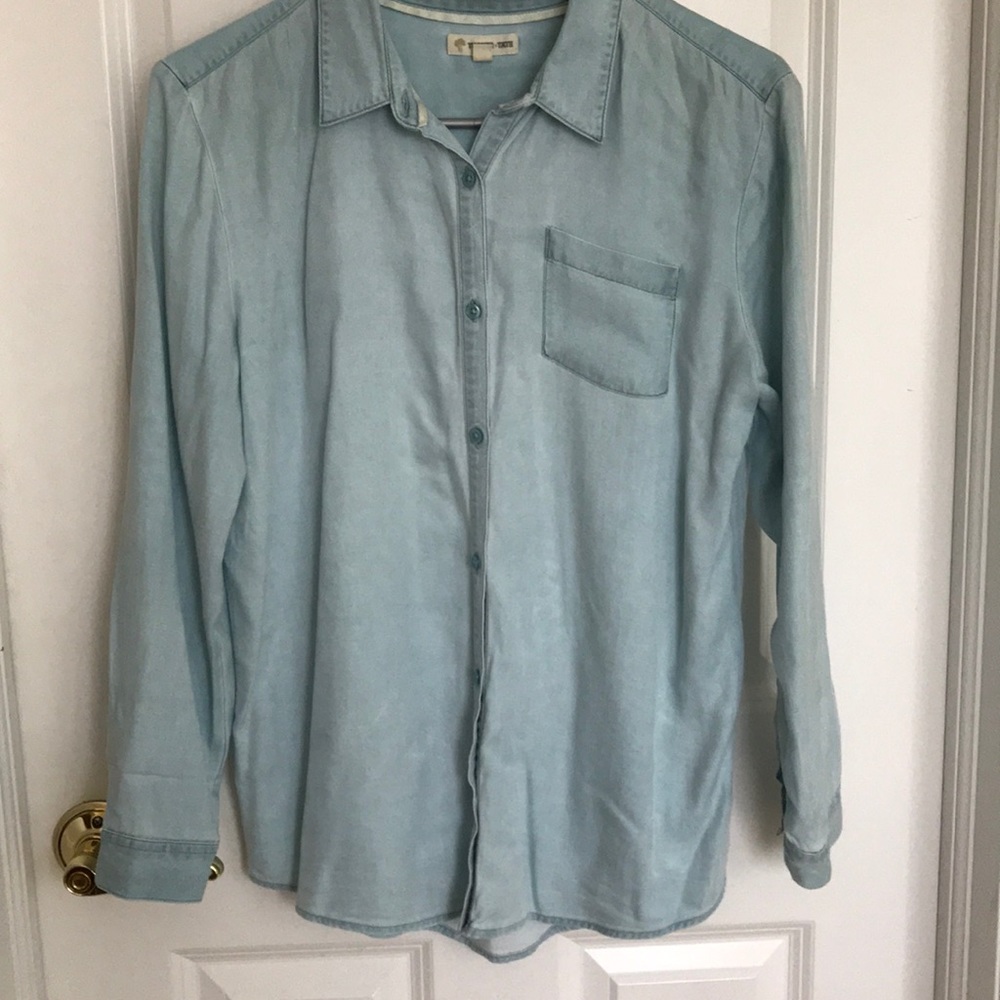 LIGHT WASH DENIM BUTTON DOWN