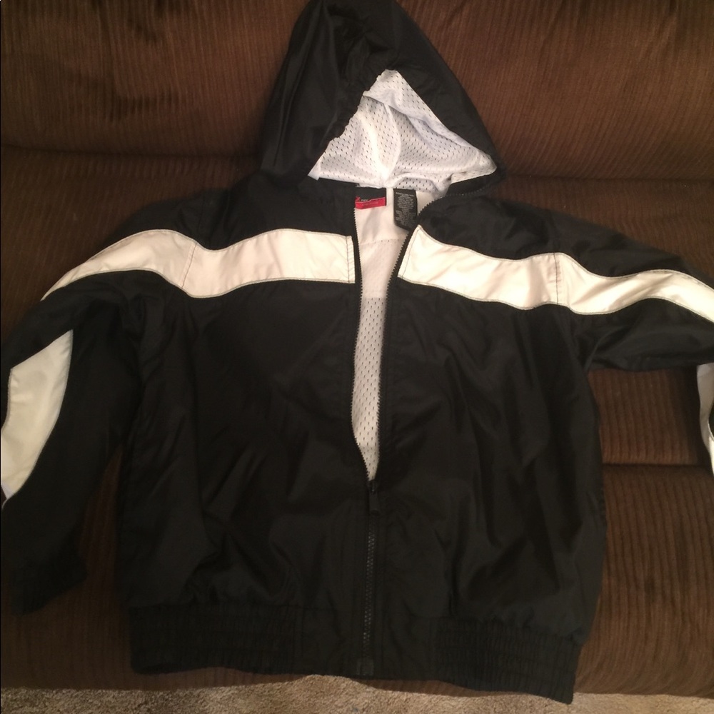 Hooded lightweight jacket