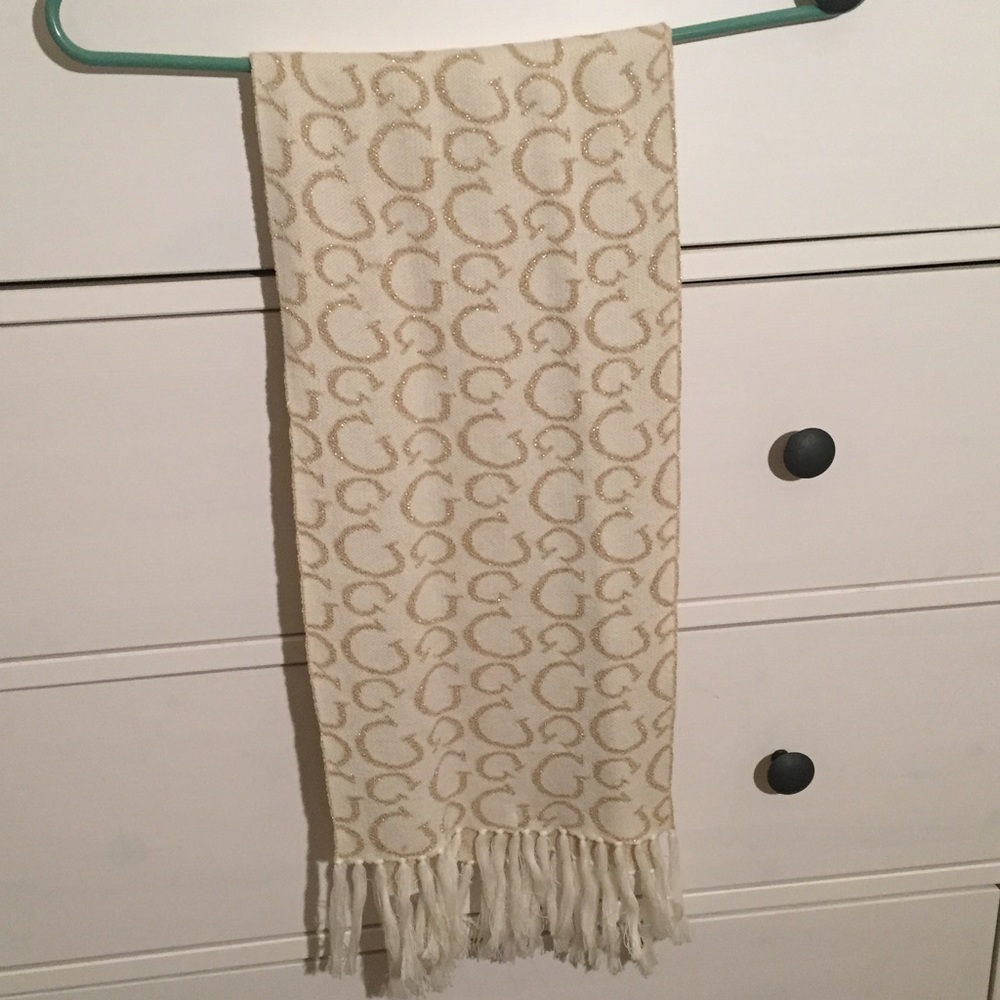 Guess scarf