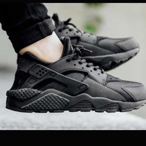 ALL BLACK NIKE AIR HUARACHES