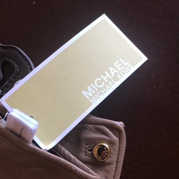 ❌sold❌Michael Kors taupe Leather Gloves - Picture 6 of 6