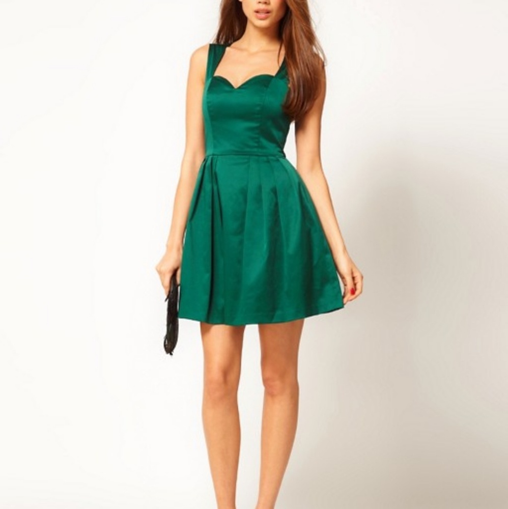 Sweetheart neckline sleeveless satin green dress