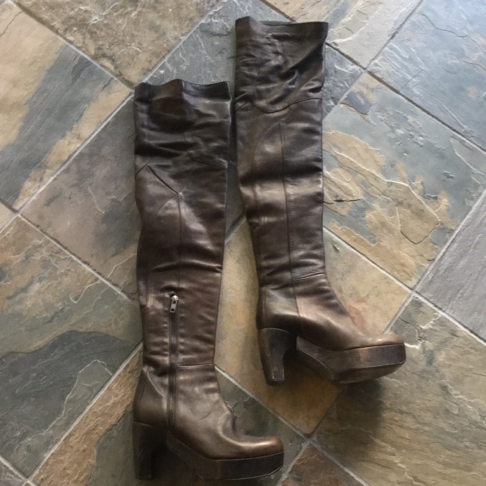 LD Tuttle thigh-hi stacked boot. Gorge choco brwn.