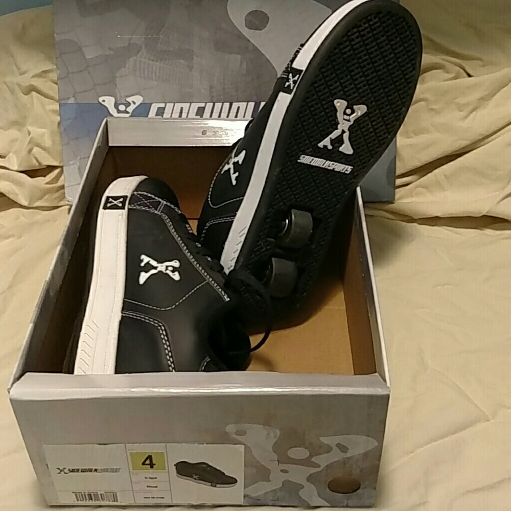 Heelys (like) skate sneaker size 4