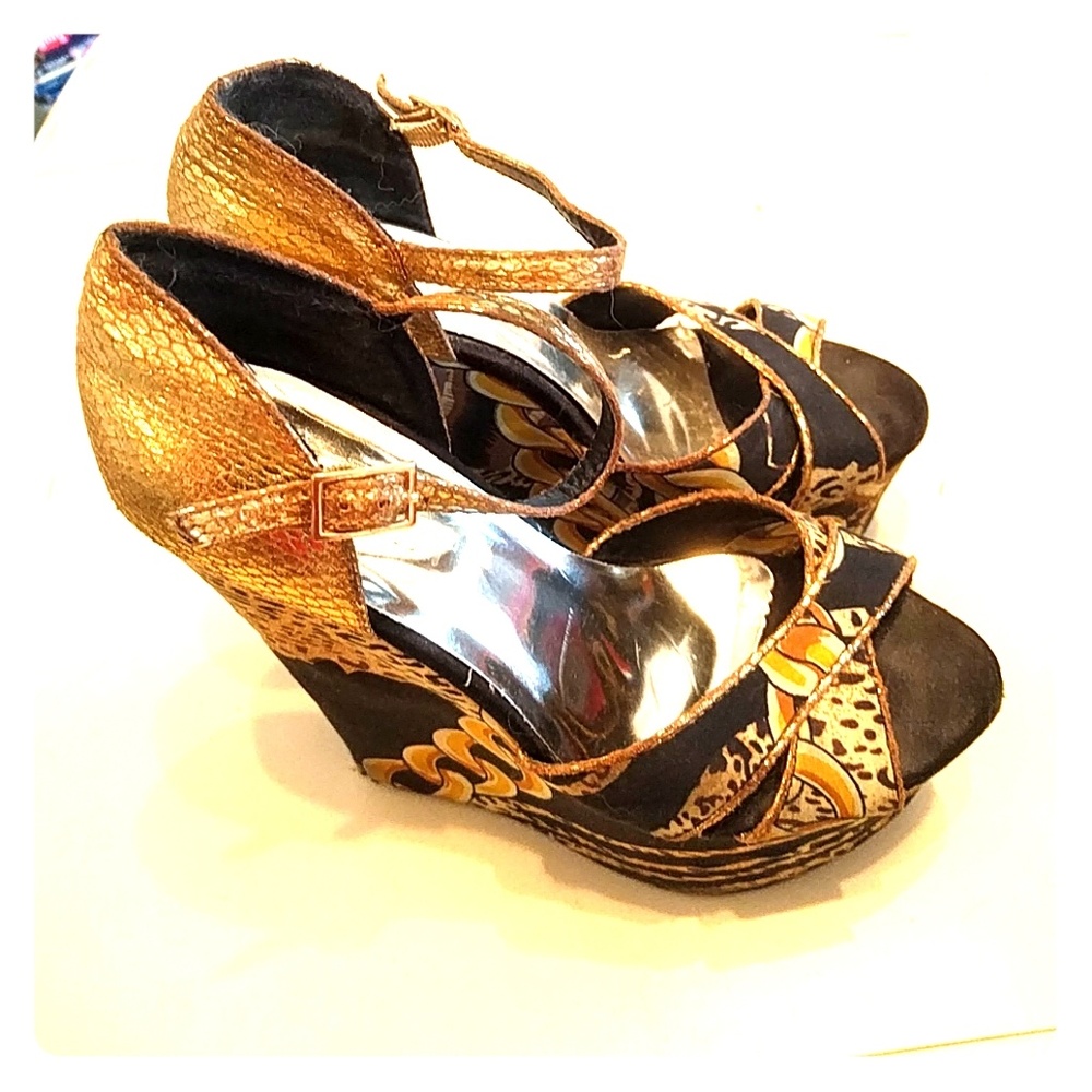 Liliana size 7 gold chain wedges