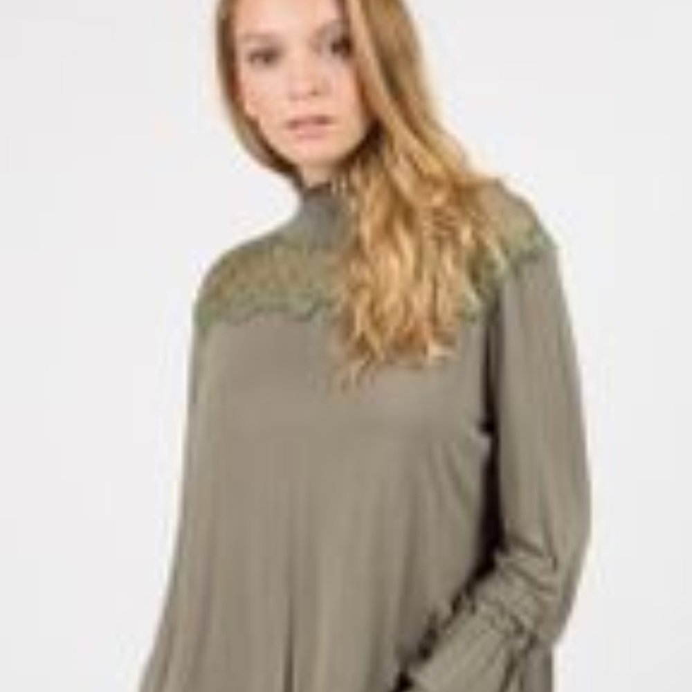 ✨MAKE AN OFFER ✨ POL long sleeve olive top