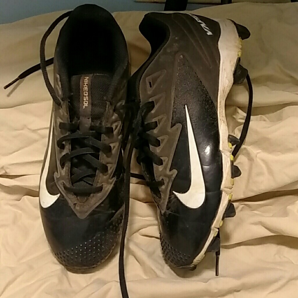 Nike cleats size 6Y