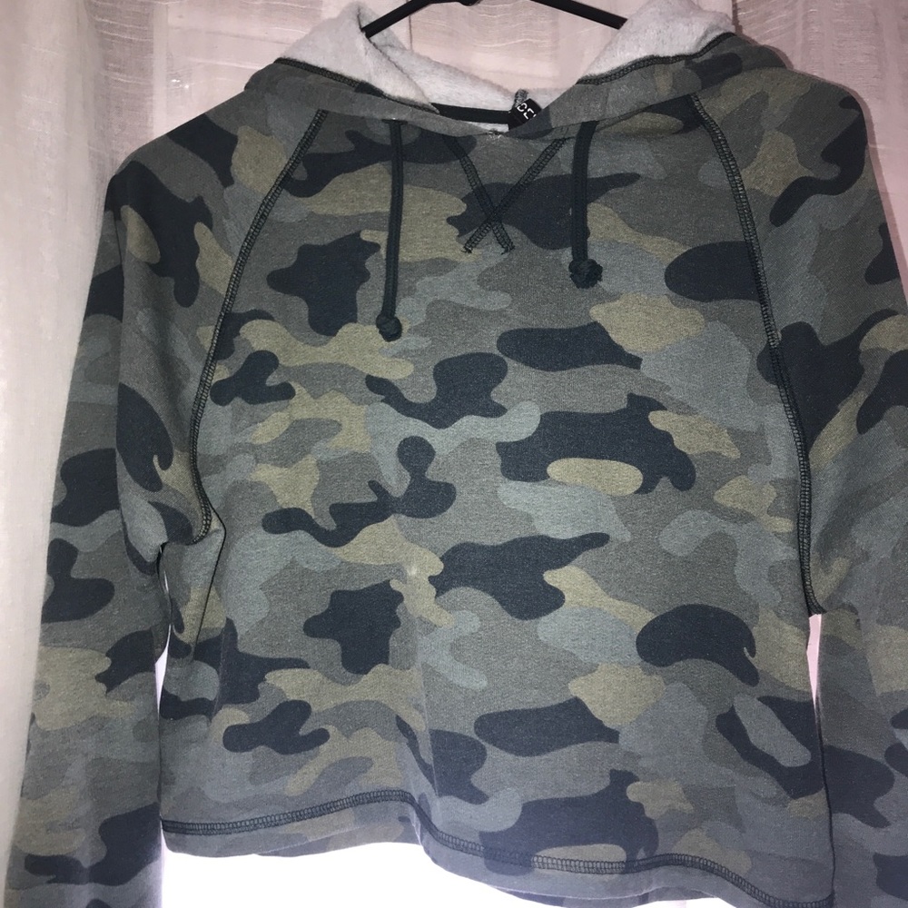 camo cropped hoodie