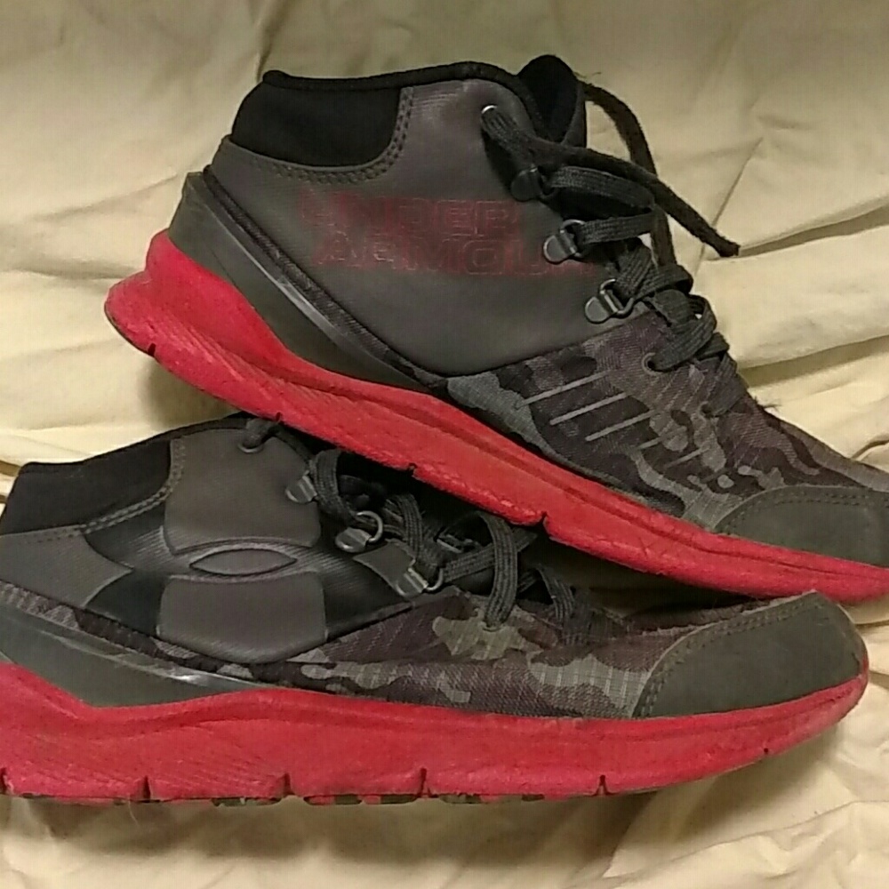 Under Armour boys sneakers 5Y