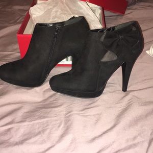 Impo 7 1/2 Black booties