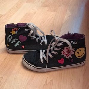 Girls  cute sneakers w zip side size 4