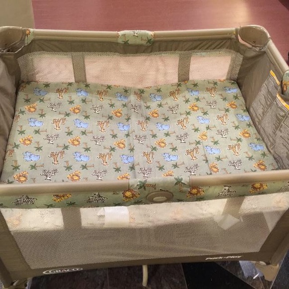 Pack n play - Picture 1 of 2
