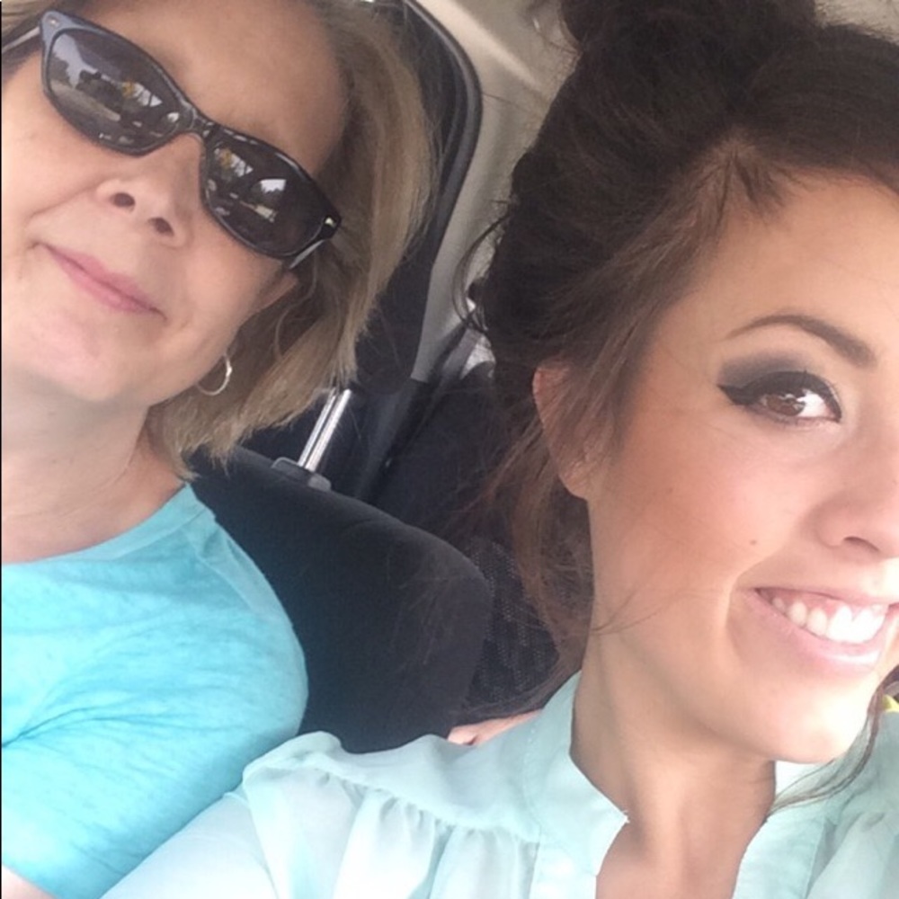 Hi, I’m Pam. Thank you for visiting my closet. 😊