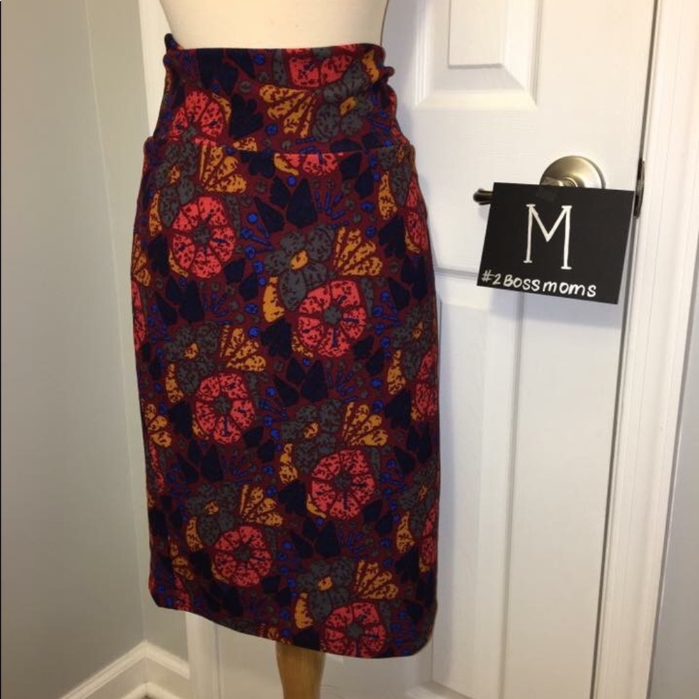 BNWT LULAROE CASSIE PENCIL SKIRT SIZE M