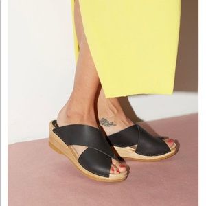 No.6 Freda wedge in black leather!