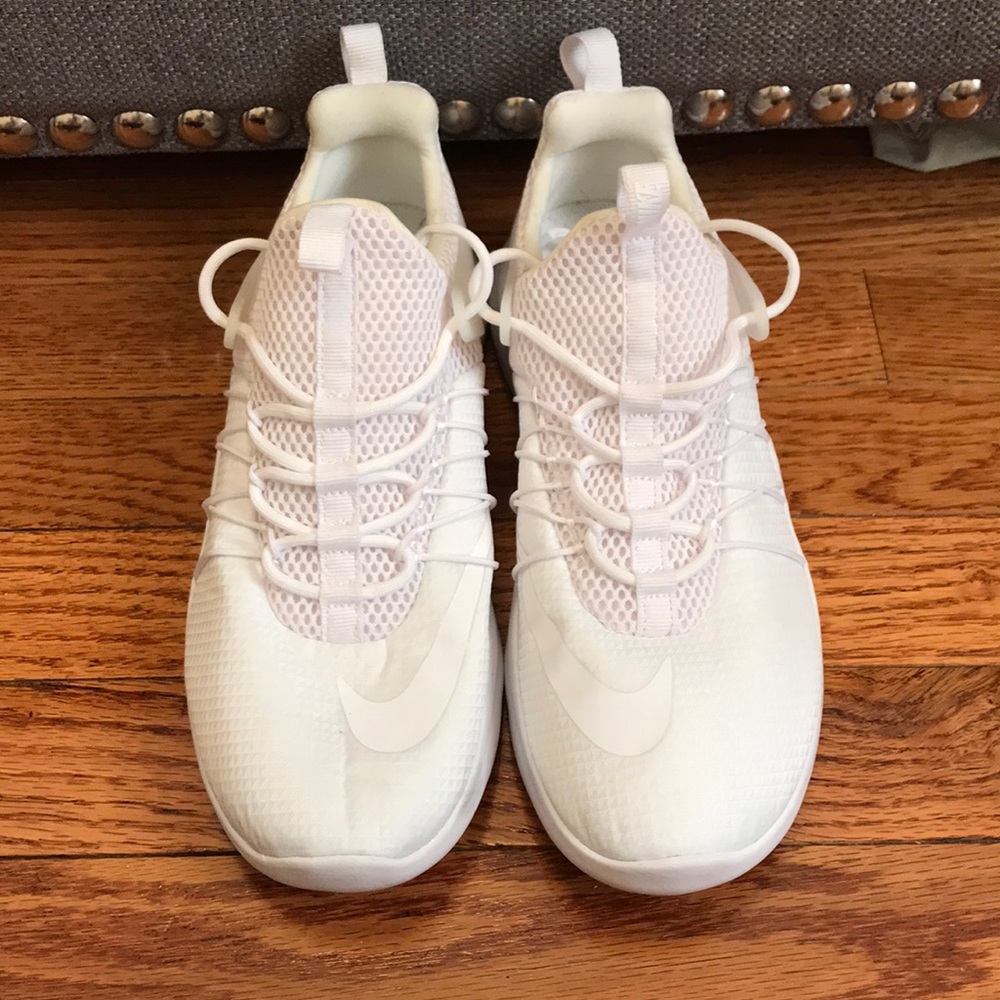 Like new nike sneakers