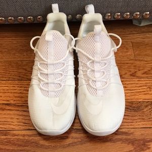 Like new nike sneakers