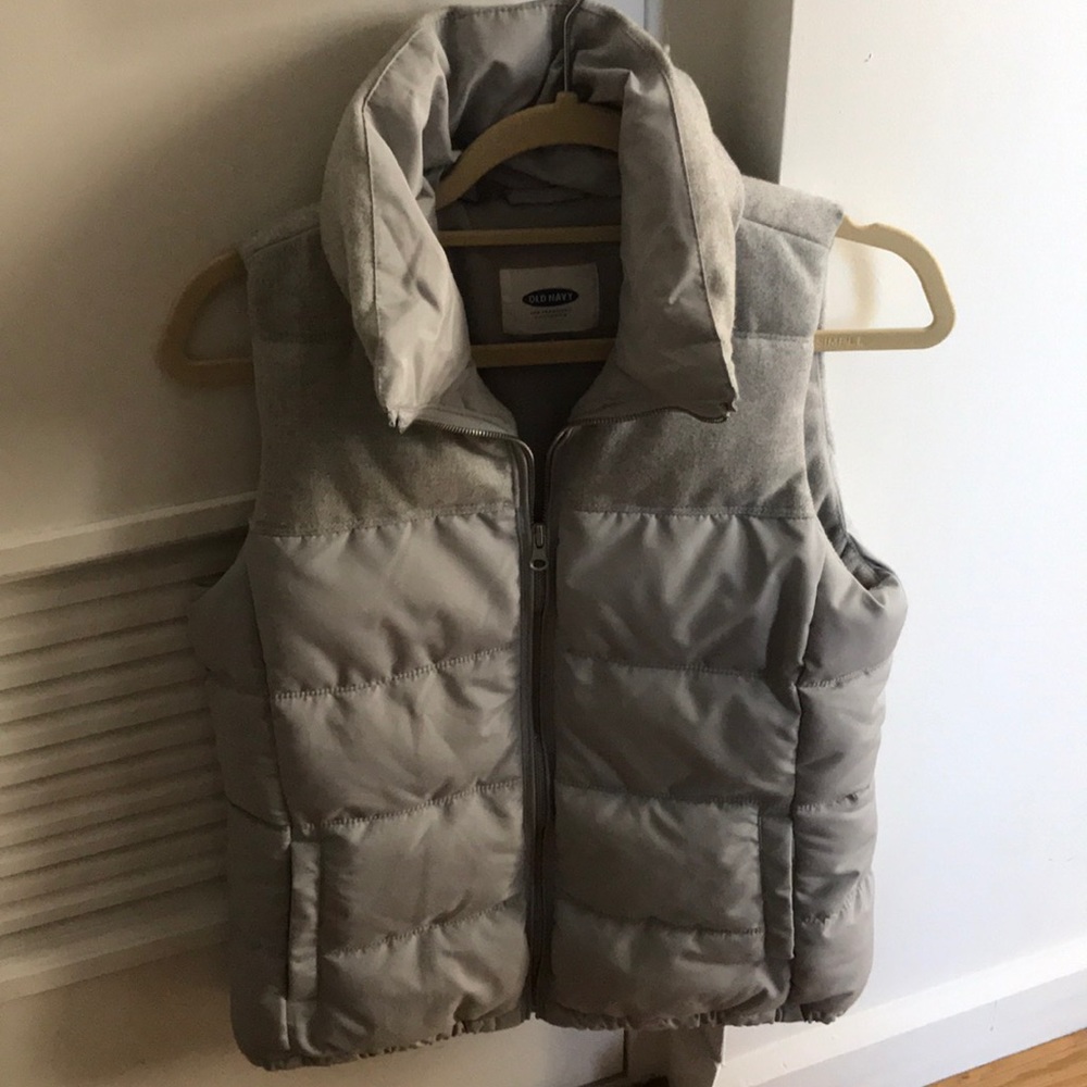 Old Navy gray warm puffer vest!! Perfect condition