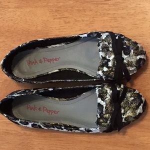 Metallic accent loafers with bow