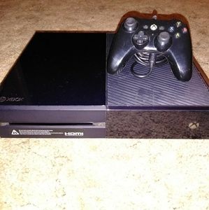 Xbox One 500GB console with 2 controllers