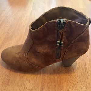 Camel side zip ankle boot