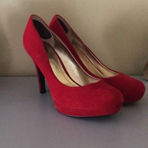 Size 9 red pumps