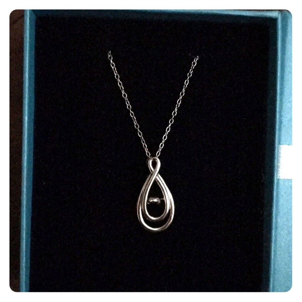 New! Gorgeous Silver Necklace with demand pendent