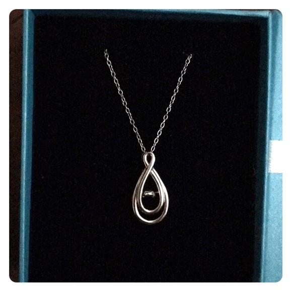 New! Gorgeous Silver Necklace with demand pendent - Picture 1 of 2