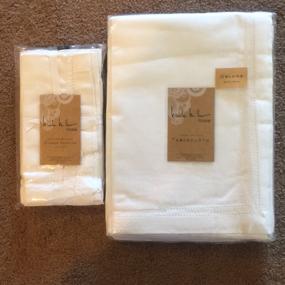 Nicole Miller Table Cloth and Napkin Set