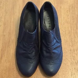 Purple wingtip-detail heeled booties