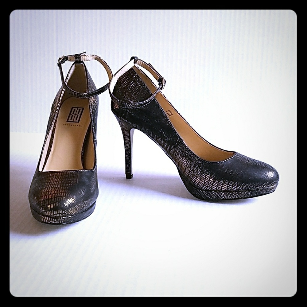 NWOT Gold and black textured ankle strap heels